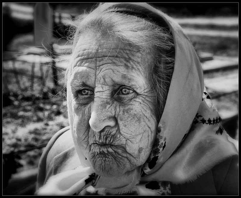 Сильно старая бабушка. Страшная бабушка в платке.