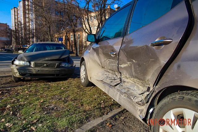 В Днепре на улице Антоновича столкнулись Hyundai и Volvo: движение трамваев заблокировано