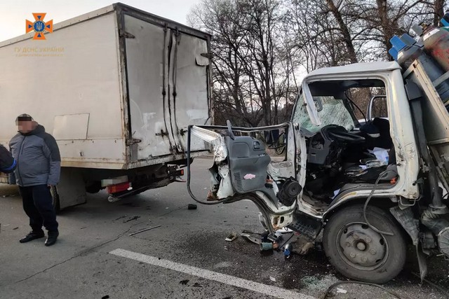В Днепре в результате ДТП, произошедшего на Кайдакском мосту, пострадал водитель грузовика