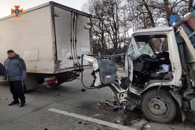 На Кайдацькому мосту в Дніпрі постраждав водій вантажівки