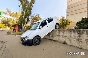 Объяснение в записке на лобовом: в Днепре на Янтарной Renault слетел с парапета
