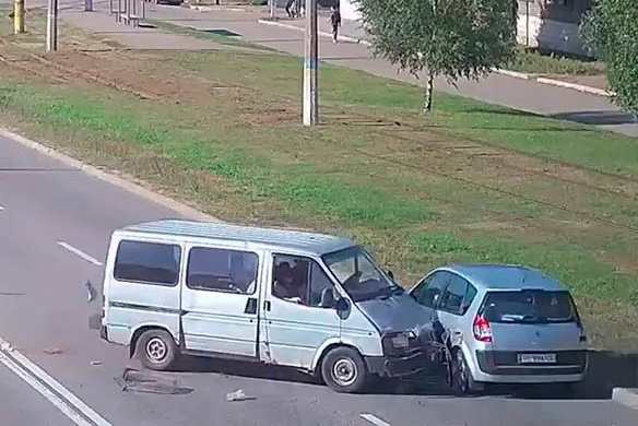 Suzuki   ,   100     Renault  :  