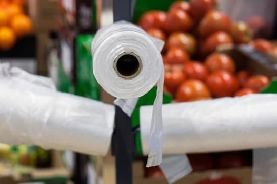 Уже с декабря пластиковые пакеты в супермаркетах станут платными